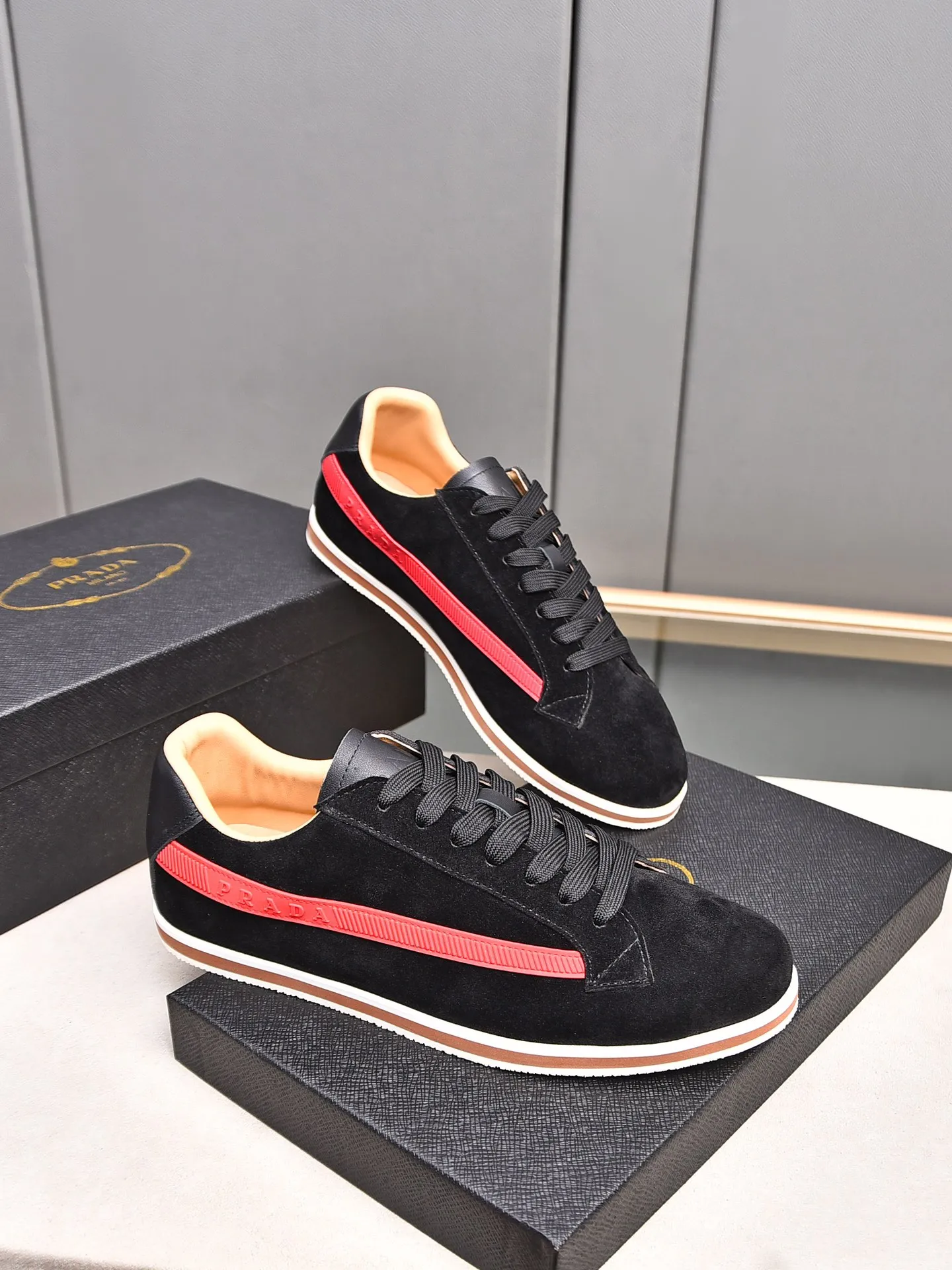 Men's shoes 💰440 Prada/Prada's new men's thin-soled casual shoes, fashionable and elegant style. Made of first-layer frosted cowhide. The lining is soft, comfortable and breathable. The shoe body is marked with letter LOGO. The details are carefully crafted. Lightweight foam sole, fashionable and versatile! Size: 38-44 (45 customized)